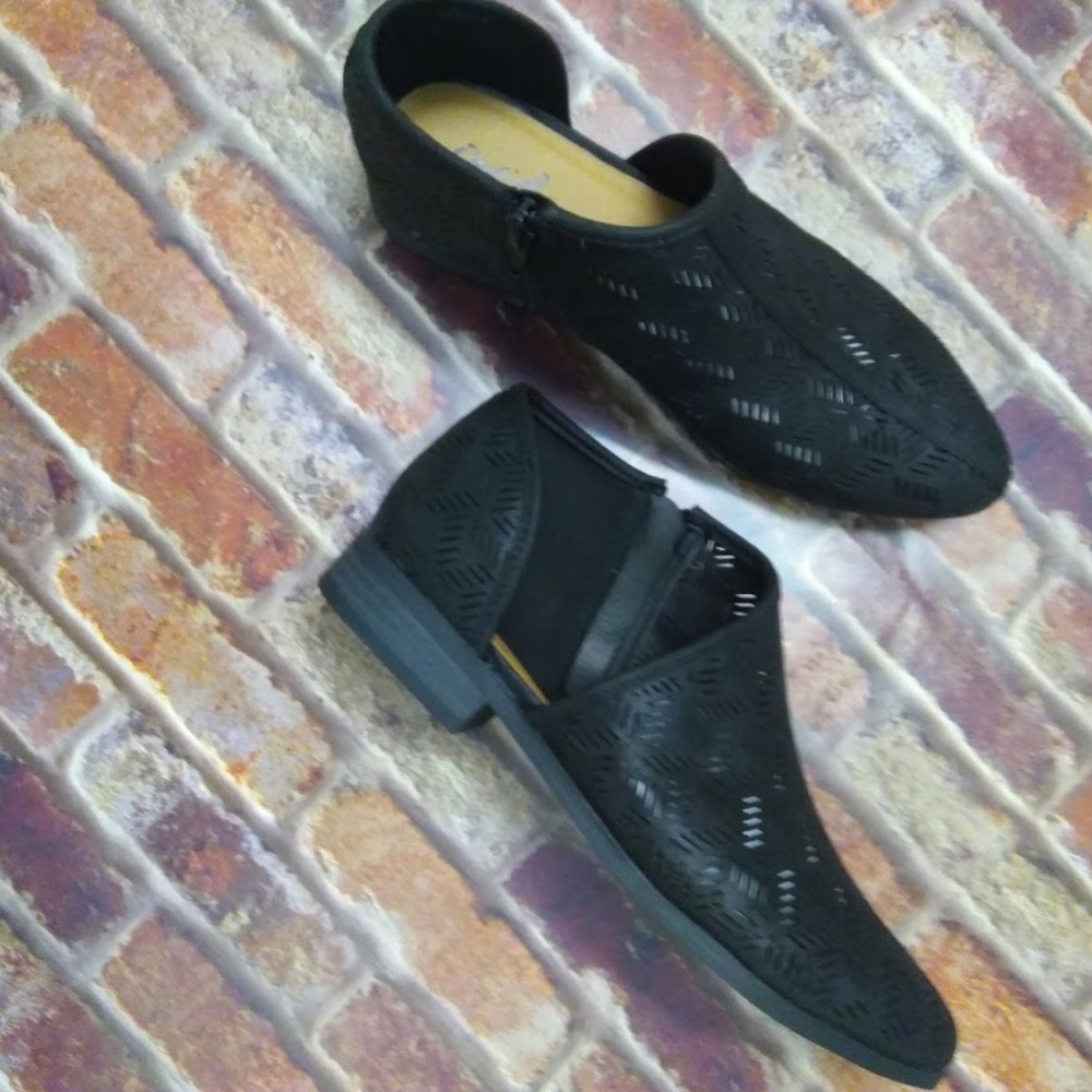 Last Pair Sale!! Spring Perforated Booties Size 6 - Picture 2 of 6